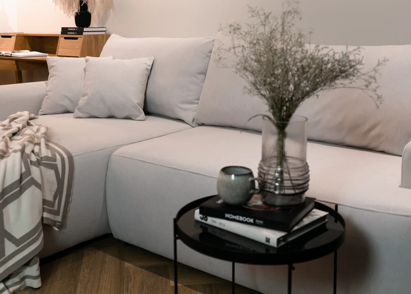 Ecksofa mit Schlaffunktion Ovo L-förmig, cremefarbener Samt mit Stauraum, leicht zu reinigender Stoff, linksseitig