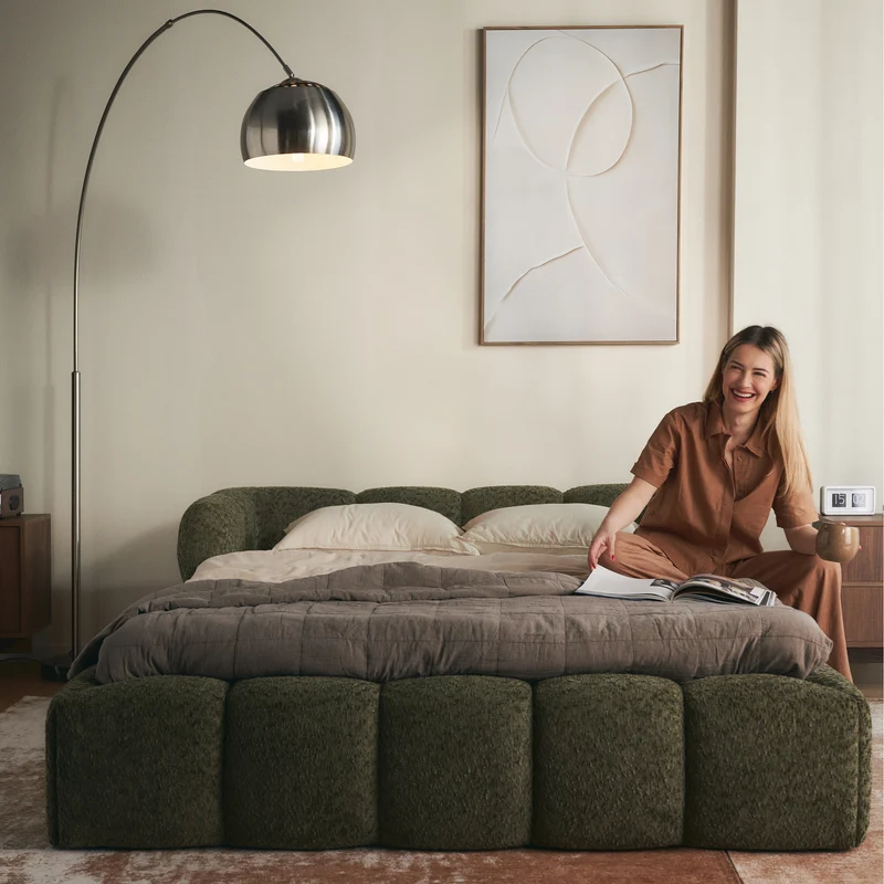 Upholstered bed 180x200 cm Stormi mit rollbarem Lattenrost, grüner Chenille