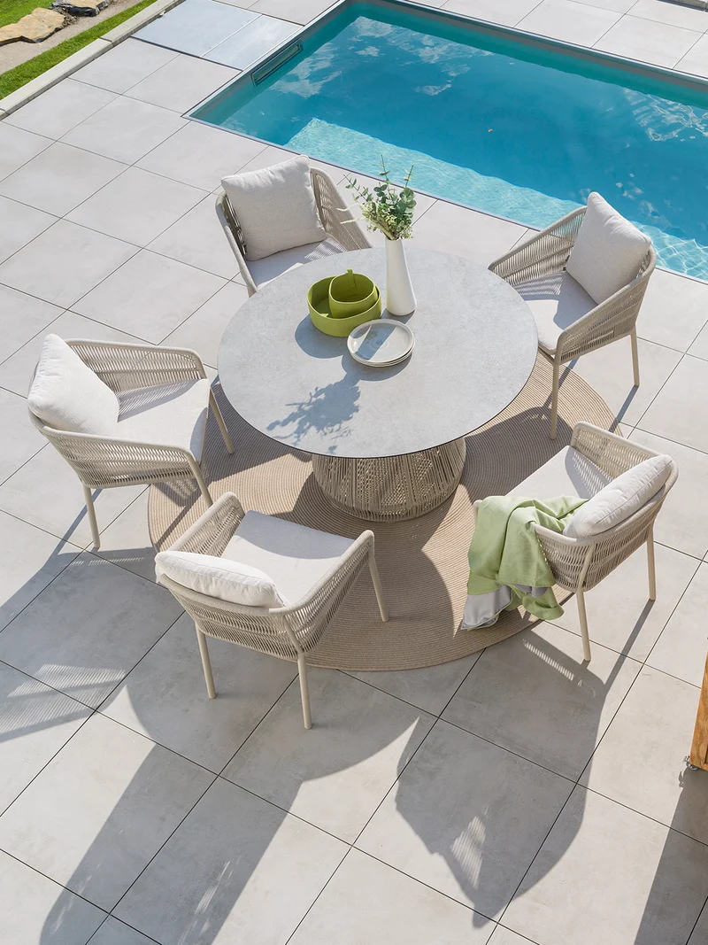Tisch Rhoda Ø 134 cm Aluminium greige Kordel greige Tischplatte Silverstar 2.0 Quartz