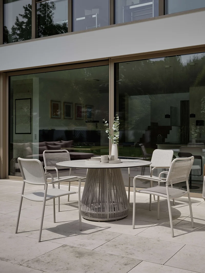 Tisch Rhoda Ø 134 cm Aluminium greige Kordel greige Tischplatte Silverstar 2.0 Quartz