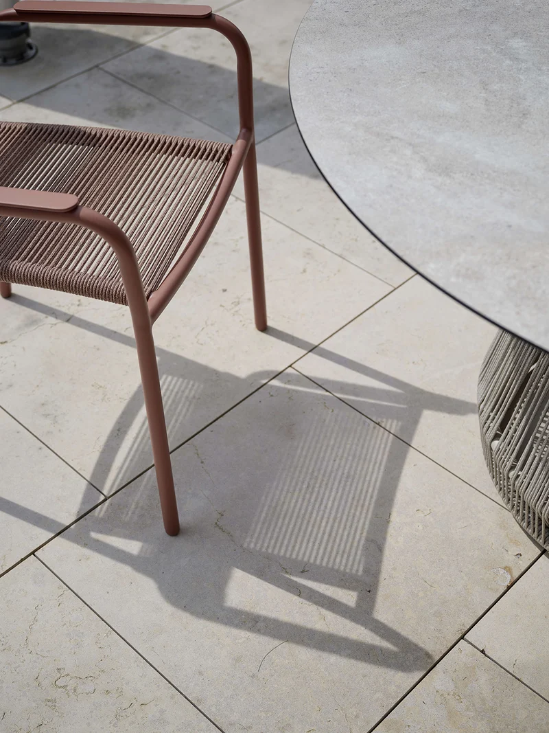 Tisch Rhoda Ø 134 cm Aluminium greige Kordel greige Tischplatte Silverstar 2.0 Quartz