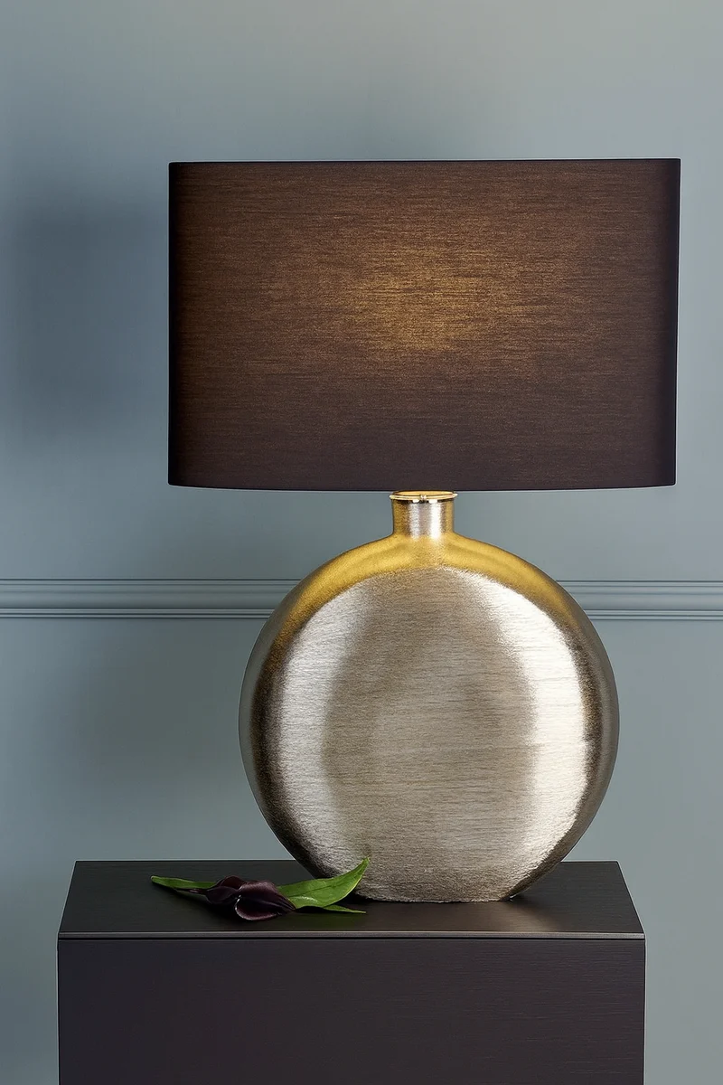 Botero Tischleuchte mit ovalem Baumwollschirm & vernickeltem Fuß – 68 cm Höhe