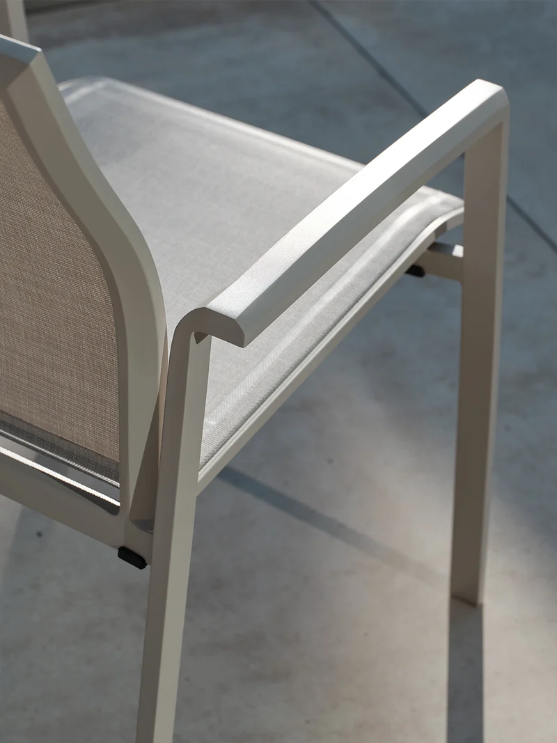 Stapelsessel Kari Aluminium greige mit Bezug Textilen Sesam