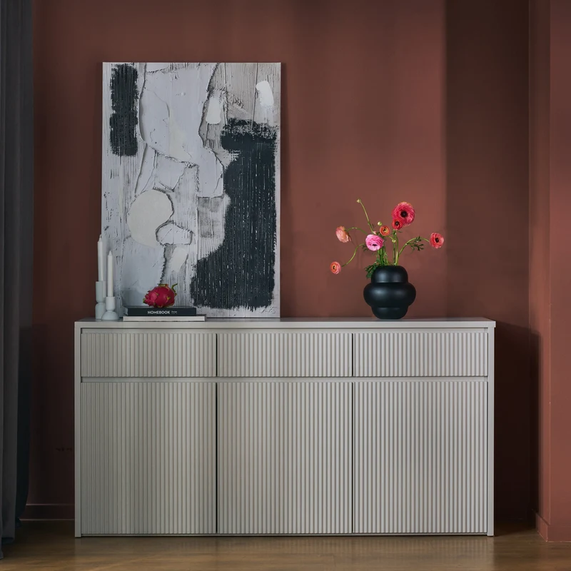 Drehtür-Kommode Vemmi mit drei Schubladen, 155 cm, mit geriffelter Kaschmir-Front