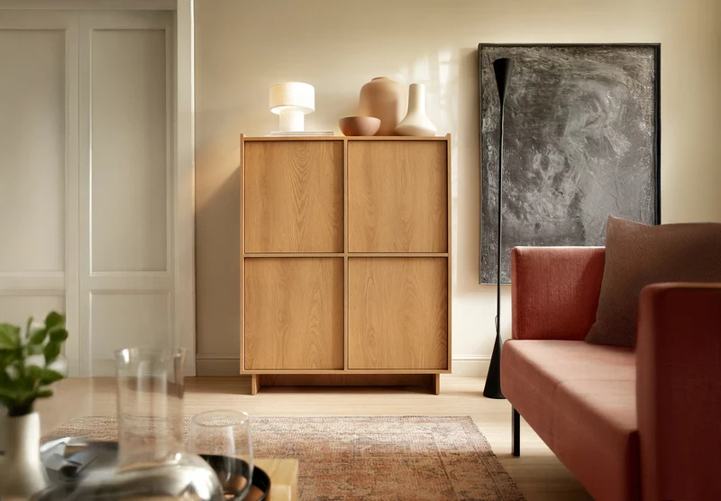 Vier­türige Kommode Yasumi 98 cm Karamelleiche