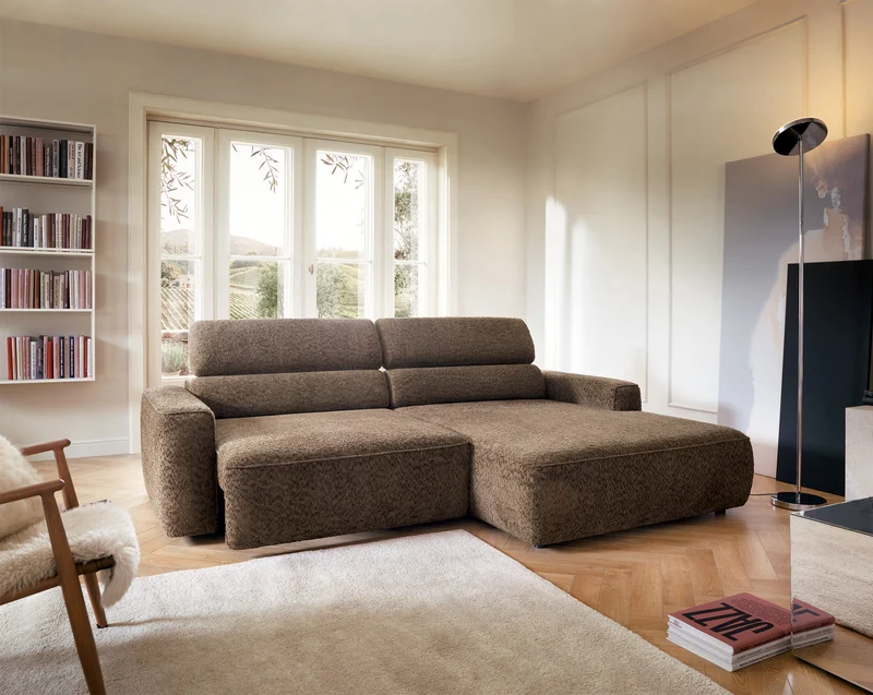 Ecksofa Fando mit elektrisch ausziehbarer Sitzfläche, L-förmig, rechtsseitig, brauner Chenille-Stoff
