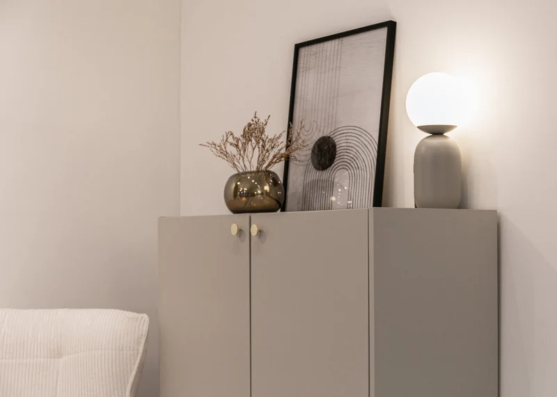 Hohe Kommode Divenos, zweiflügelig, 93 cm, Grau-Beige