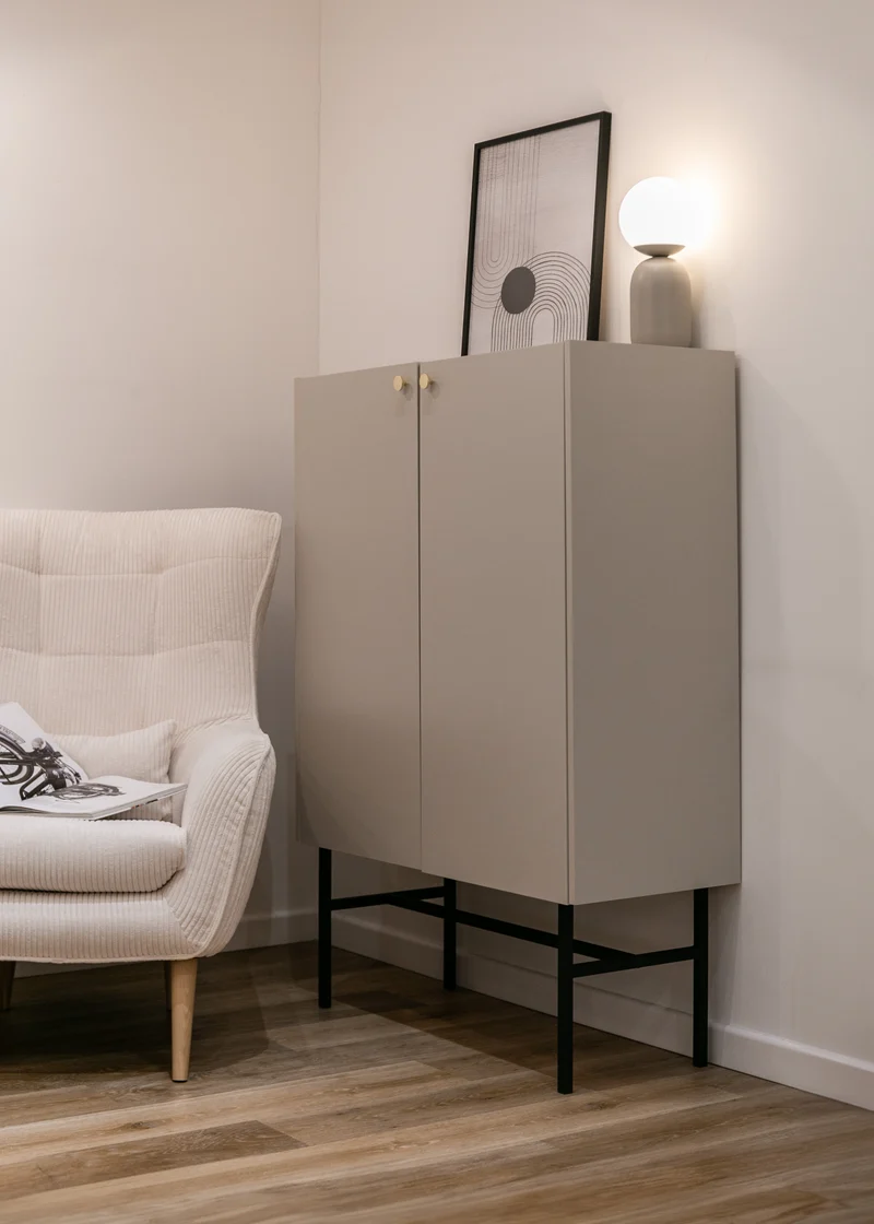 Hohe Kommode Divenos, zweiflügelig, 93 cm, Grau-Beige