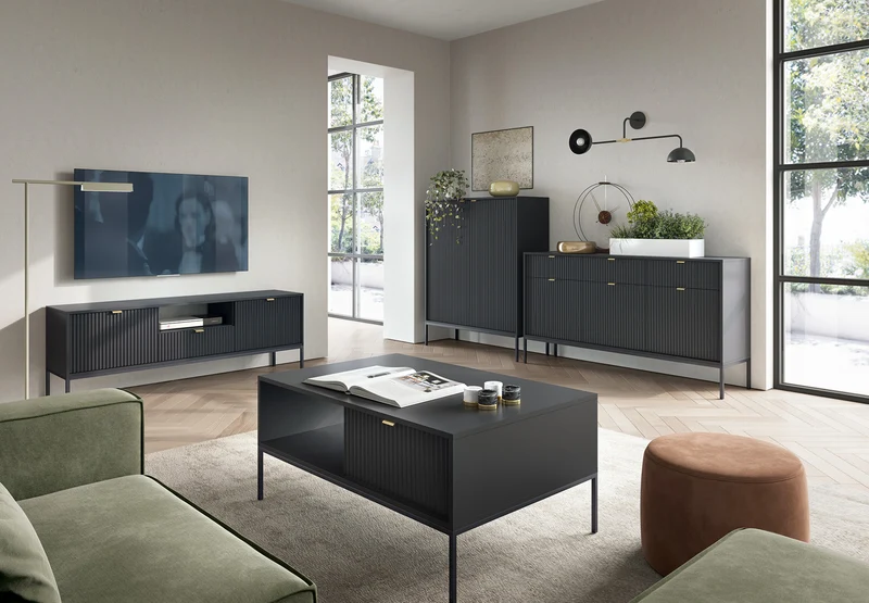 Hohe Kommode Vellore in Schwarz mit gerillten Fronten und goldenen Griffen