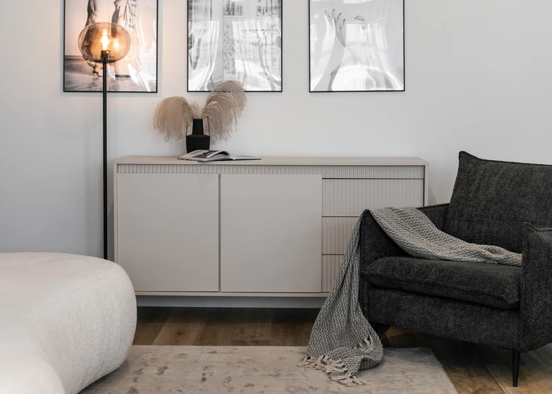 Zweiturige Kommode Falsetto mit gerillten Fronten und drei Schubladen, 154 cm, beige
