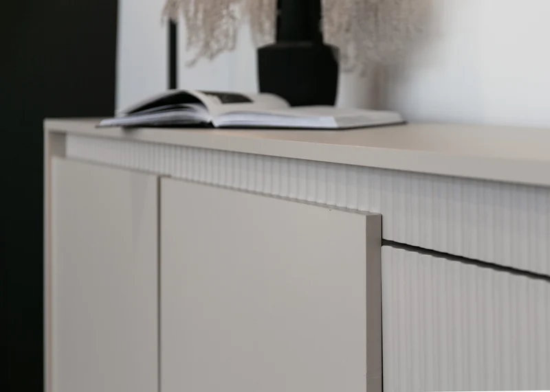 Zweiturige Kommode Falsetto mit gerillten Fronten und drei Schubladen, 154 cm, beige