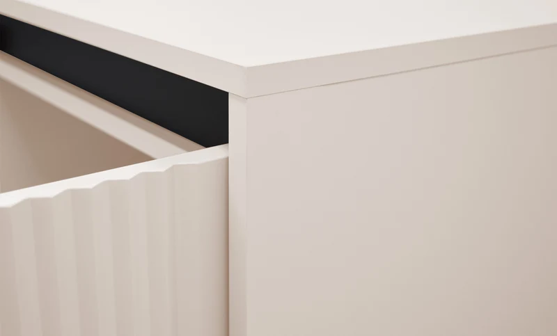Drehtür-Kommode Osaka mit gerillten Fronten, 149 cm, sandbeige auf schwarzen Beinen
