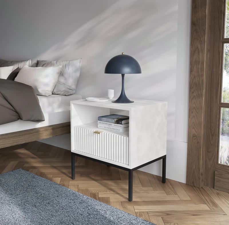Nachttisch Vellore 54 cm weiß mit geriffelter Front und goldenem Griff