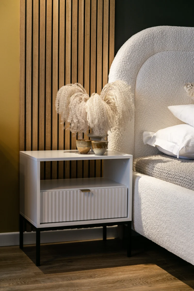 Nachttisch Vellore 54 cm weiß mit geriffelter Front und goldenem Griff