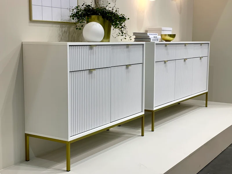 Zweiturige Kommode Vellore 104 cm weiß mit gerillten Fronten und goldenen Griffen