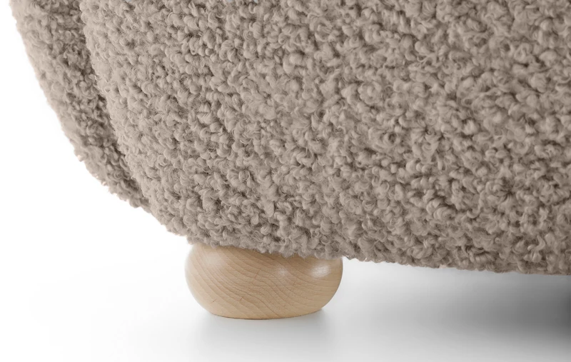 Beiger Schalensitz Milele aus Bouclé mit Buchenholzbeinen
