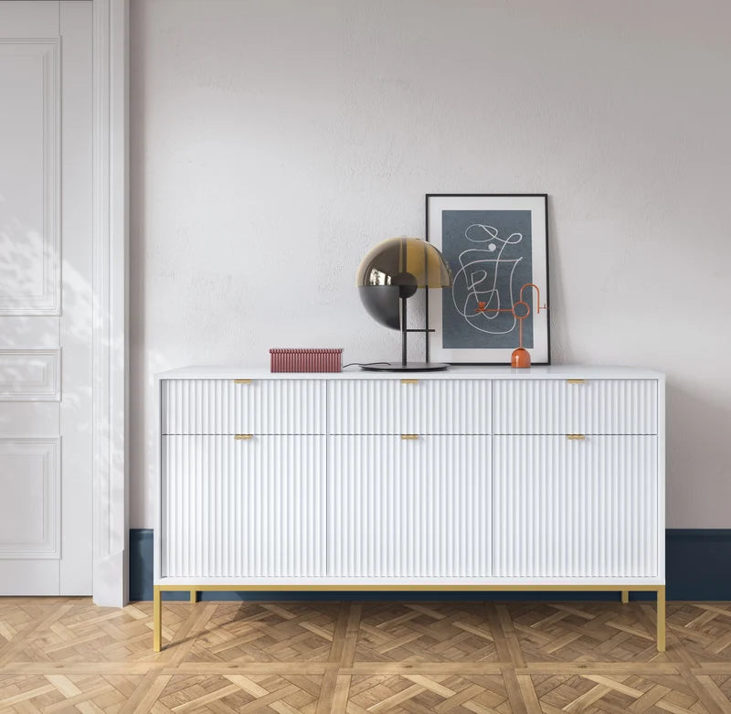 Drehtür-Kommode Vellore 154 cm weiß mit gerillten Fronten und goldenem Gestell