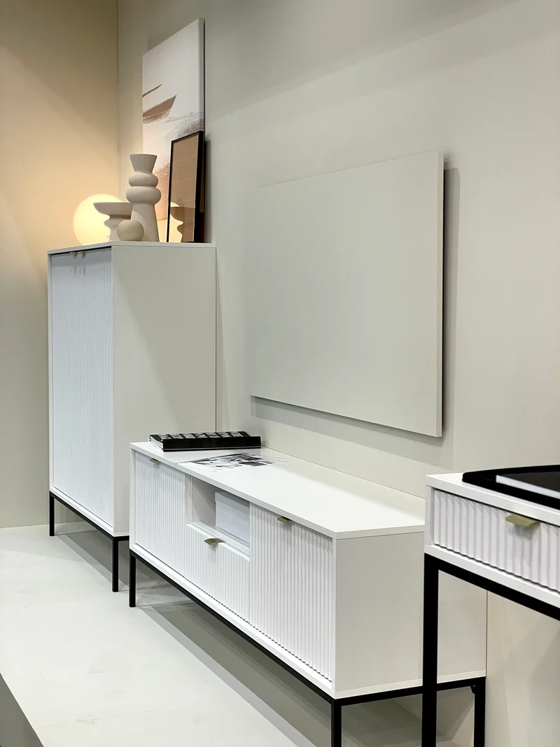 TV-Schrank Vellore 154 cm weiß mit geriffelten Fronten und goldenen Griffen