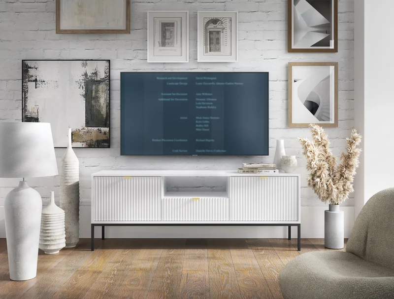 TV-Schrank Vellore 154 cm weiß mit geriffelten Fronten und goldenen Griffen