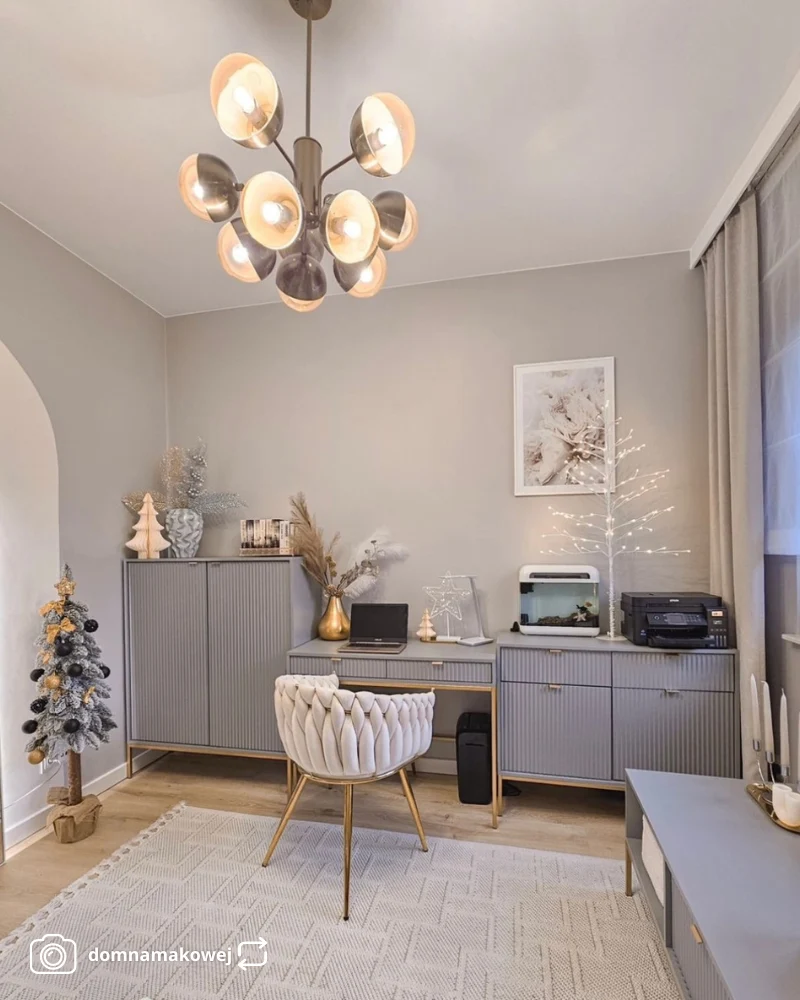 Hohe Kommode Vellore grau mit gerillten Fronten und goldenem Gestell