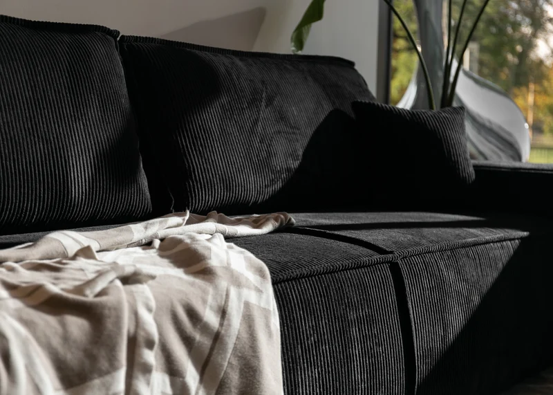 Dreisitziges ausziehbares Sofa Farese mit Stauraum, schwarz, Cordstoff