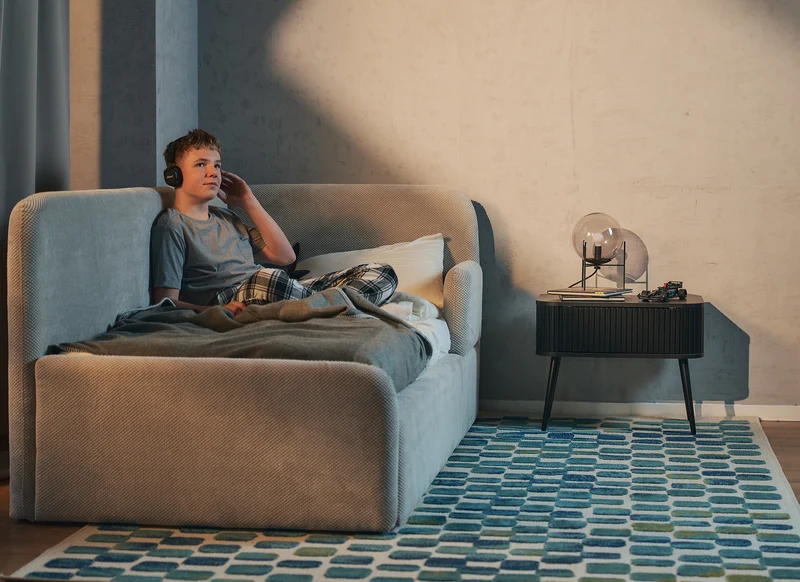 Jugendbett 90x200 cm Fanklo rechtsseitig mit Matratze, Stauraum und Geländern, grau-beige Plüsch, wasserabweisend