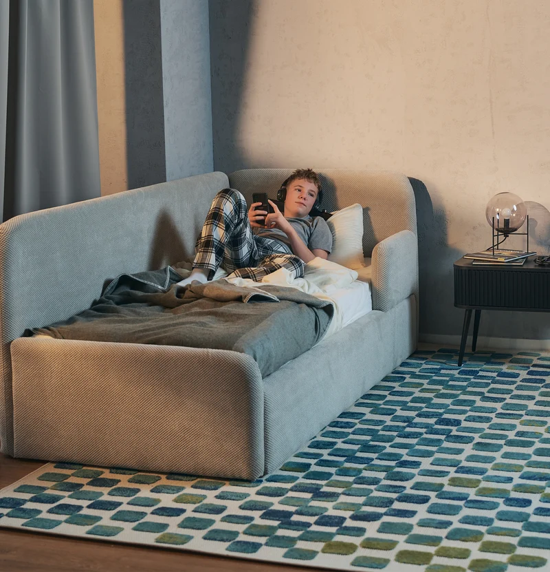 Jugendbett 90x200 cm Fanklo rechtsseitig mit Matratze, Stauraum und Geländern, grau-beige Plüsch, wasserabweisend