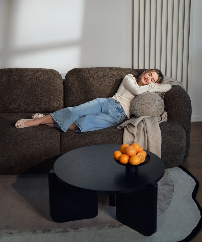 Dreisitziges ausklappbares Sofa Tvoya in braunem Bouclé