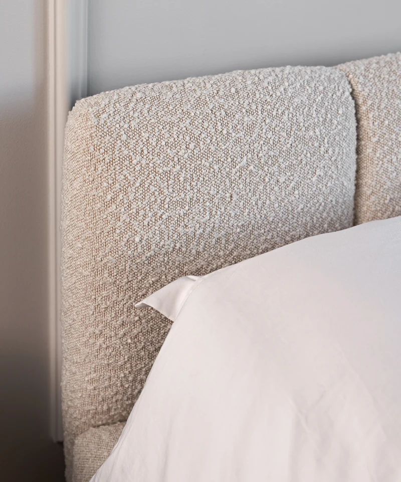 Polsterbett 140x200 cm Cloudy Low hellbeige Bouclé mit Holzlattenrost