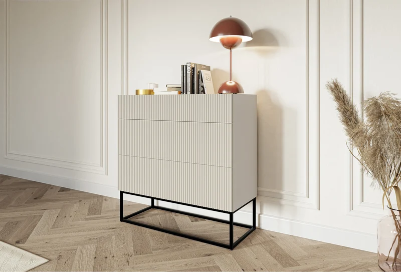 Kommode Veldio mit gefräster Front und drei Schubladen, 90 cm, Weiß mit goldenen Beinen