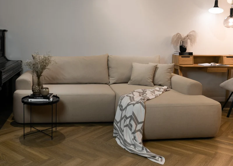 Ecksofa mit Schlaffunktion Ovo, L-förmig, beige Samt, mit Stauraum, aus leicht zu reinigendem Stoff, rechtsseitig