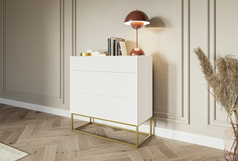 Kommode Veldio mit gefräster Front und drei Schubladen, 90 cm, Weiß mit goldenen Beinen