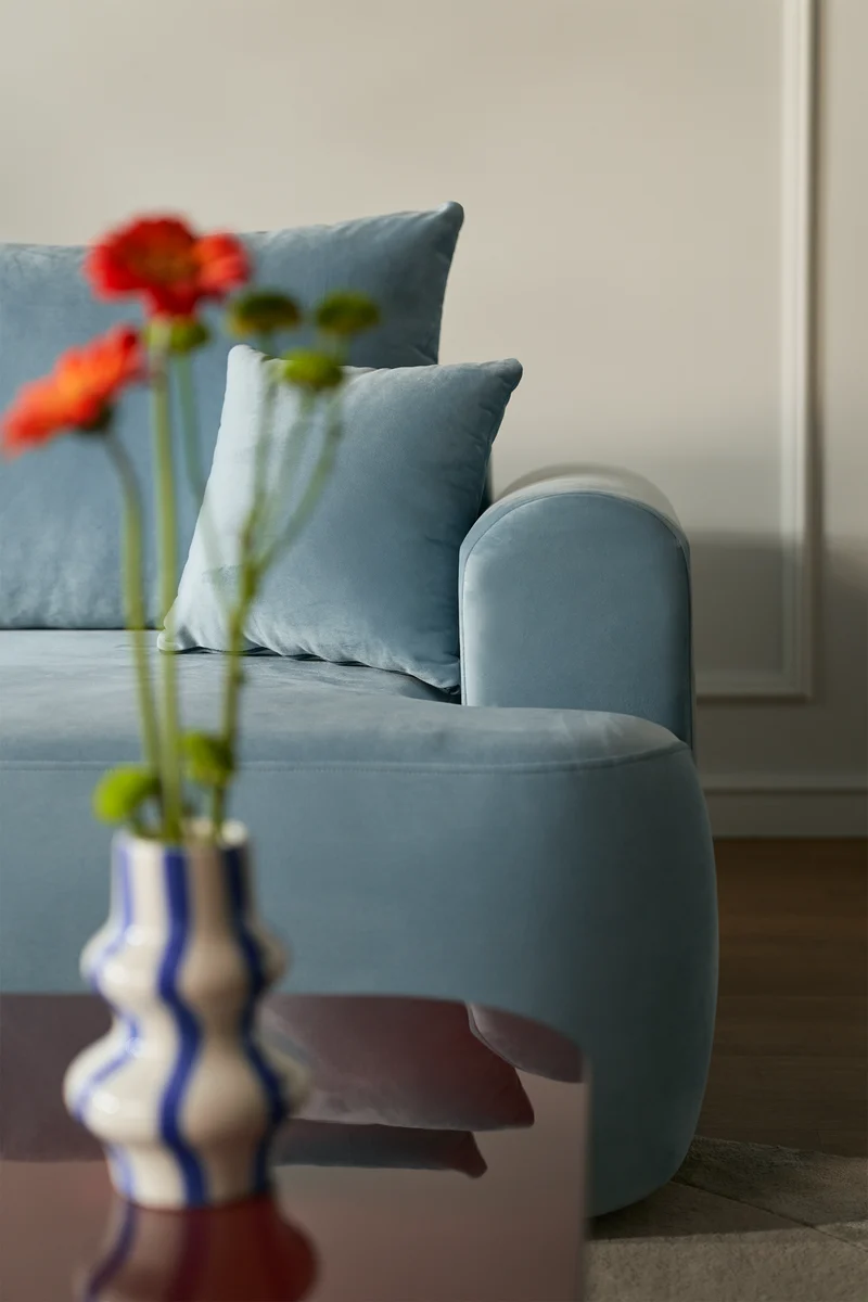 Ecksofa mit Schlaffunktion Ovo, L-förmig, linke Seite, mit Stauraum, hellblauer hydrophober Samt