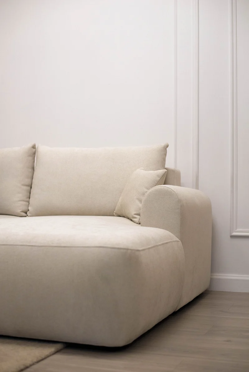 Ecksofa mit Schlaffunktion Ovo mini, L-förmig, rechtsseitig, mit Stauraum, cremefarbener, pflegeleichter Chenille-Stoff