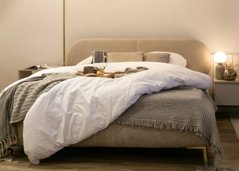 Polsterbett 140x200 cm Ovalle mit Stauraum, Metallrahmen, beiger hydrophober Chenille, goldene Beine