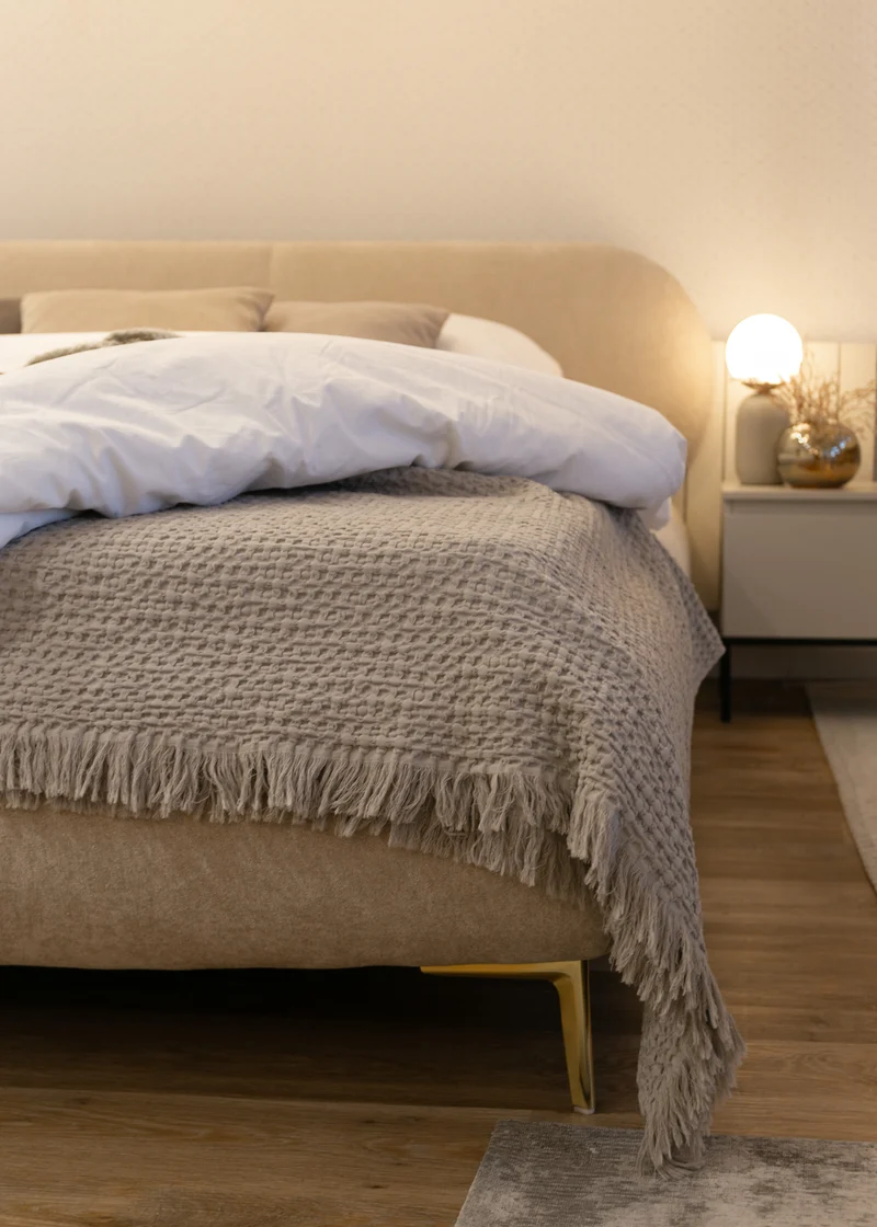 Polsterbett 140x200 cm Ovalle mit Stauraum, Metallrahmen, beiger hydrophober Chenille, goldene Beine