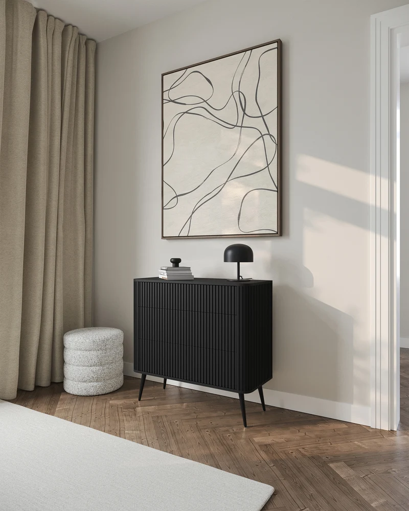 Kommode Ovarlo mit Fräsungen und drei Schubladen, 93 cm, schwarz mit schwarzen Beinen