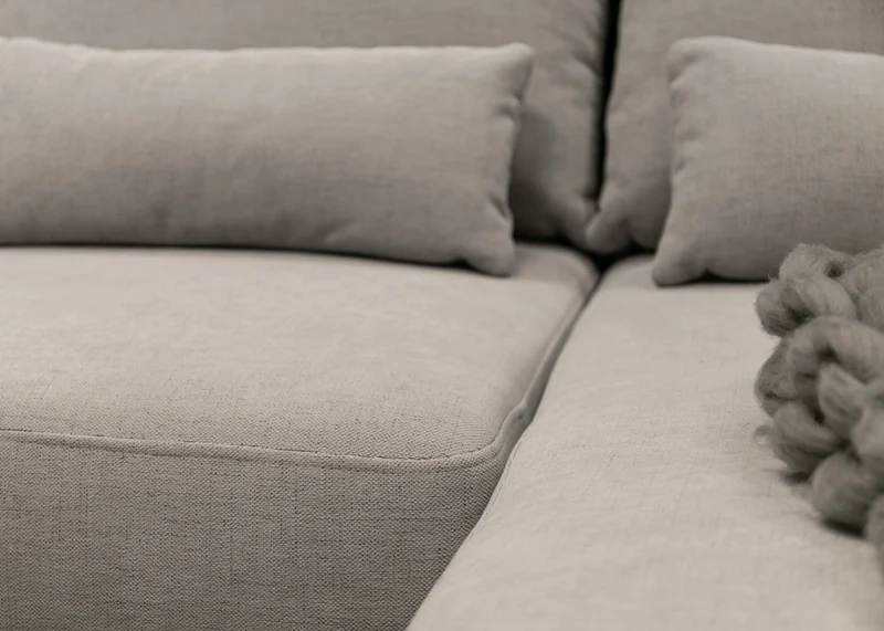 Ecksofa mit Schlaffunktion Carnos, L-förmig, mit zusätzlichen Lendenkissen, grau, hydrophober Chenille-Stoff, rechtsseitig