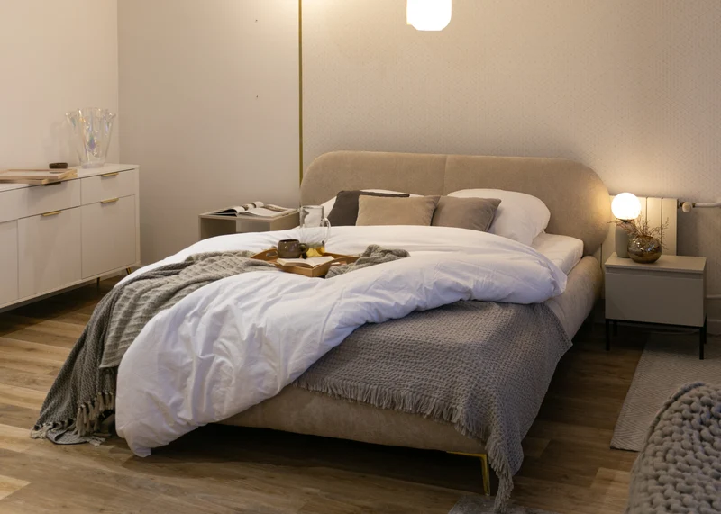 Polsterbett 180x200 cm Ovalle mit Bettkasten, Metalllattenrost, beiger Chenille-Stoff, goldene Beine