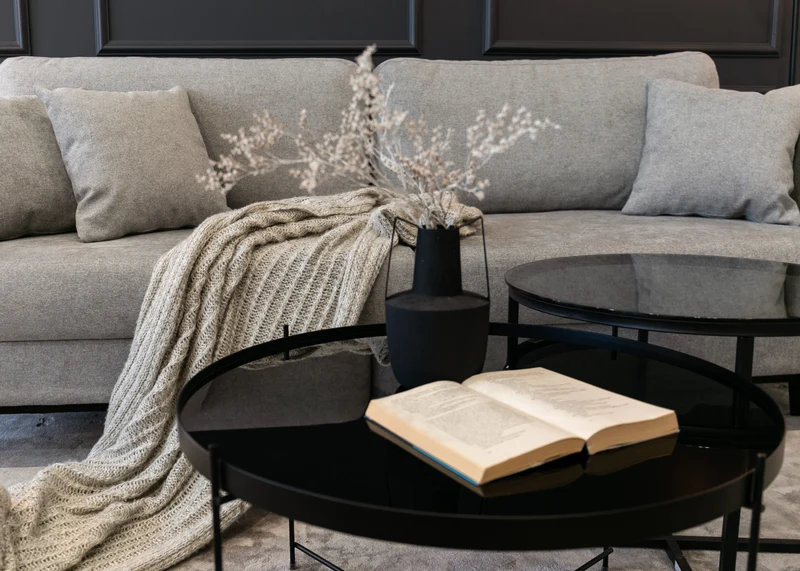 Ausziehbares Dreisitzer-Sofa Valico in Grau aus pflegeleichtem Chenille-Stoff, schwarze Beine