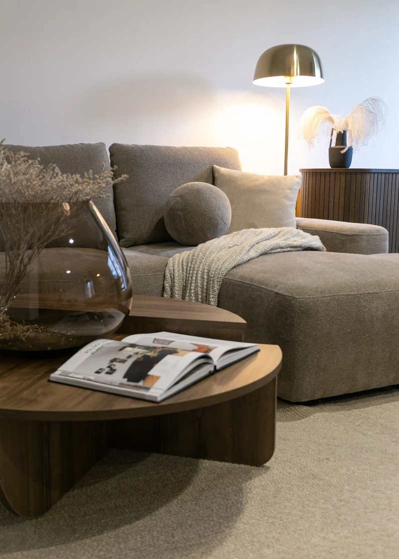 Ecksofa mit Schlaffunktion Carnos, L-förmig, mit Ball, einzelne Kissen, hellbrauner hydrophober Chenille, rechtsseitig