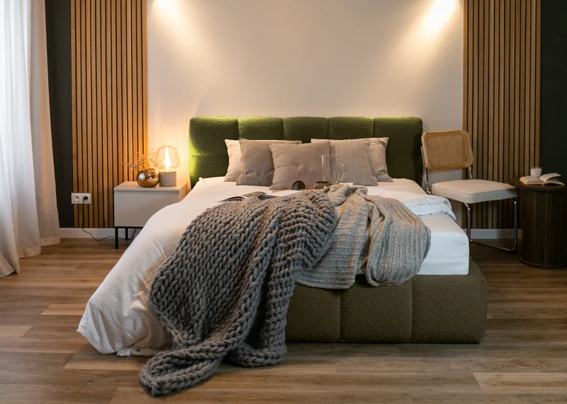 Gepolstertes Bett 180x200 cm Cloudy mit Stauraum, olivfarbenes Bouclé