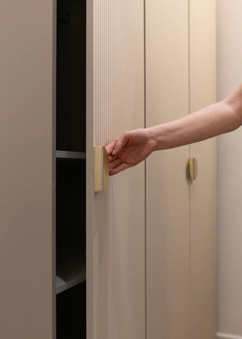 Drehtürenschrank Moonir mit Kleiderstange und Regalen, 150 cm, Grau-Beige