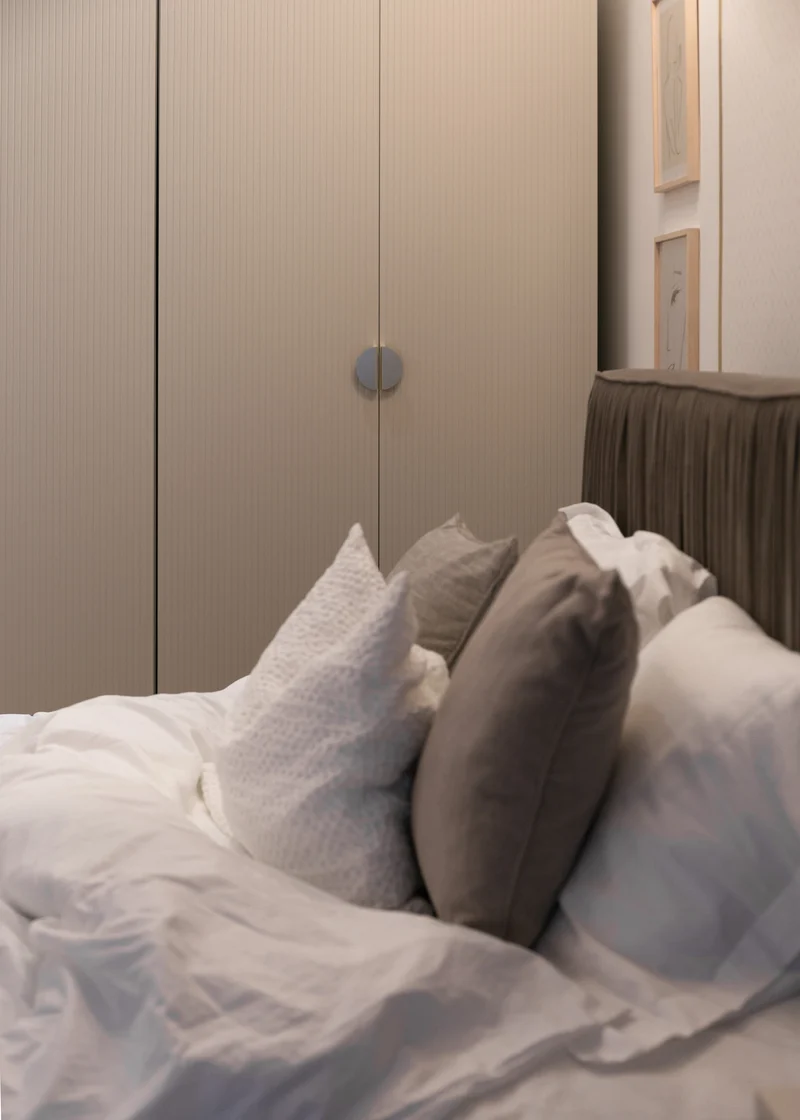 Drehtürenschrank Moonir mit Kleiderstange und Regalen, 150 cm, Grau-Beige