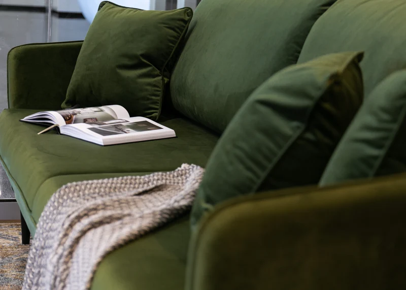 Dreisitziges ausklappbares Sofa Volio, olivfarben, Samt, wasserabweisend, schwarze Beine