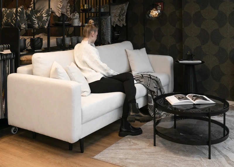 Dreisitziges ausklappbares Sofa Valico in Cremefarbe aus leicht zu reinigendem Chenille-Stoff mit schwarzen Beinen