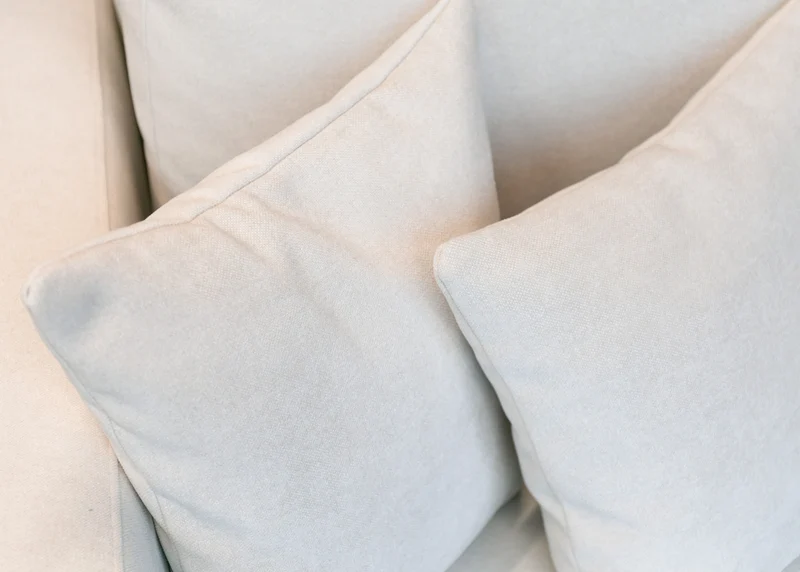 Dreisitziges ausklappbares Sofa Valico in Cremefarbe aus leicht zu reinigendem Chenille-Stoff mit schwarzen Beinen