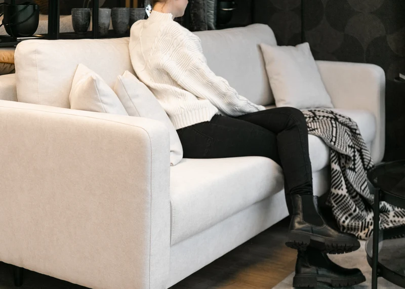 Dreisitziges ausklappbares Sofa Valico in Cremefarbe aus leicht zu reinigendem Chenille-Stoff mit schwarzen Beinen