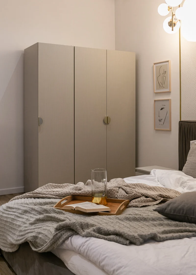 Drehtürenschrank Moonir mit langer Kleiderstange und sieben Regalböden, 150 cm, Grau-Beige