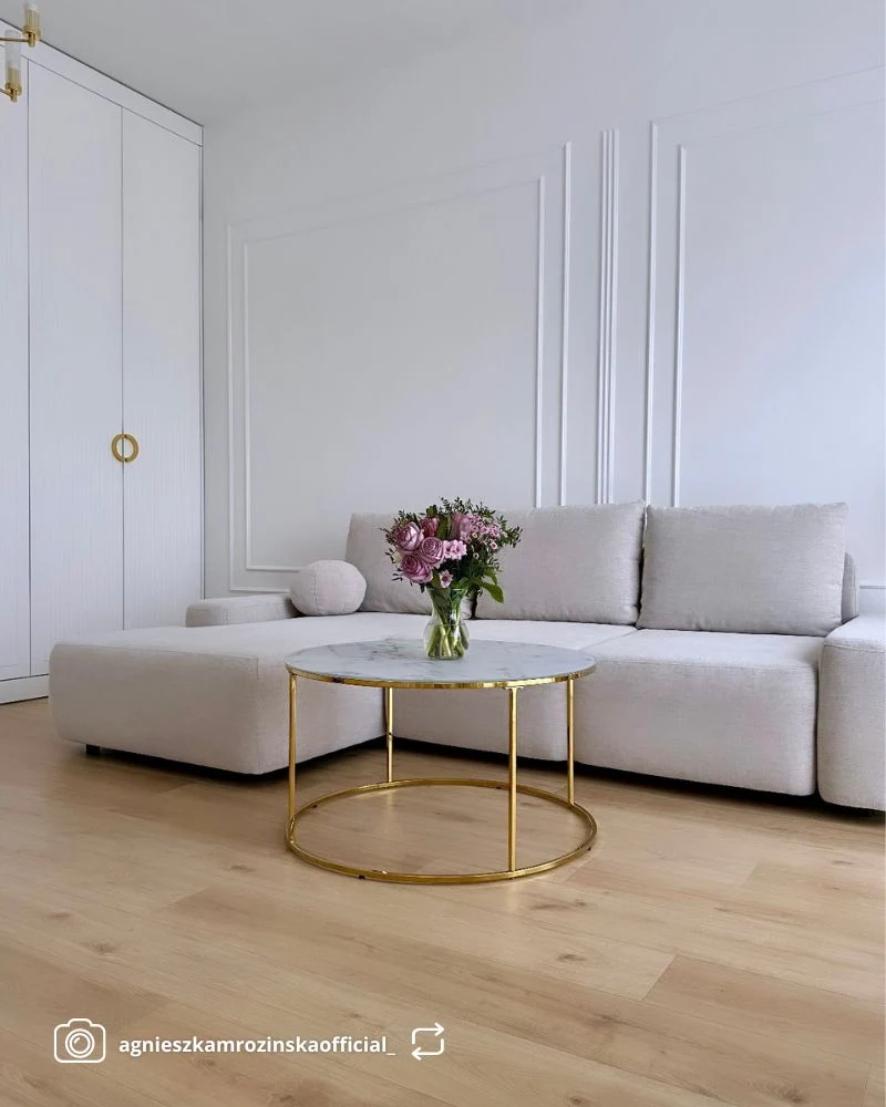 Ecksofa mit Schlaffunktion Carnos, L-förmig mit Ball, einzelne Kissen, cremefarbener hydrophober Chenille, linksseitig